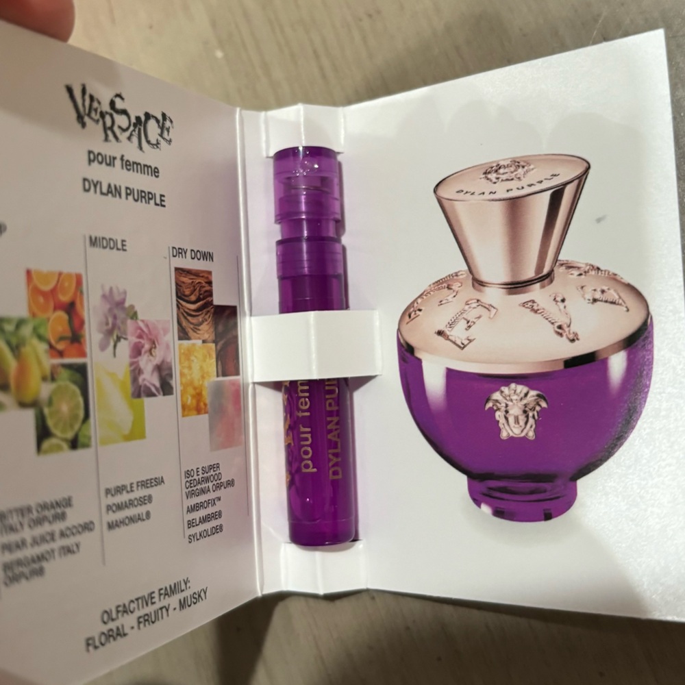 Versace pour femme
DYLAN PURPLE
Eau de Parfum
Natural Spray - Picture 1 of 4